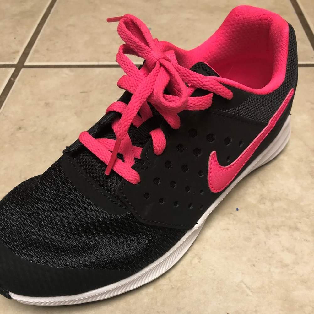 Girls pink Nike down shifter sneaker!!❤️